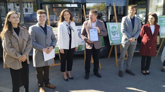 „Autobus z klasą” w Tomaszowie. Młodzież zaprojektowała plakaty do miejskich autobusów