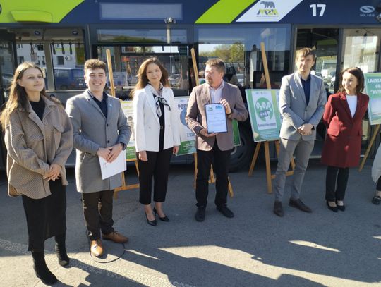 „Autobus z klasą” w Tomaszowie. Młodzież zaprojektowała plakaty do miejskich autobusów