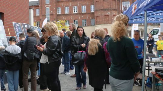 Laureaci konkursu fotograficznego nagrodzeni. W Tomaszowie rozdano też rośliny za odpady