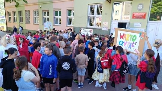 Bajkowa Parada w Dwunastce. Tomaszowskie dzieci pomaszerowały z książką przez miasto