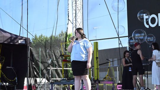 Tomaszów śpiewał drugi dzień. Sarius, happysad i lokalni artyści na festiwalowej scenie