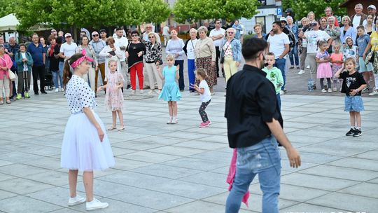 Roztańczony Tomaszów rozgrzał Plac Kościuszki. Miasto zatańczyło pod gołym niebem