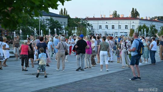 Plac Kościuszki znów zatańczył. „Roztańczony Tomaszów” przyciągnął mieszkańców