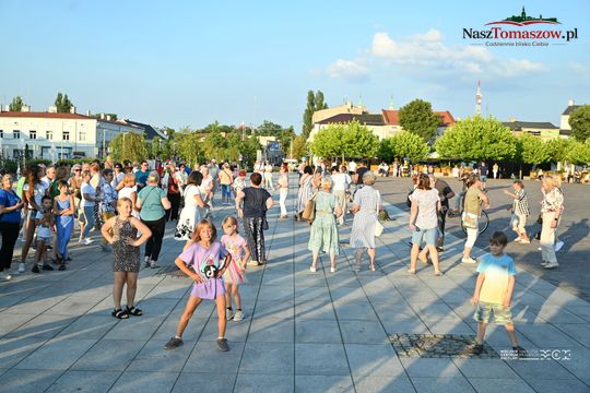 Plac Kościuszki znów zatańczył. „Roztańczony Tomaszów” przyciągnął mieszkańców