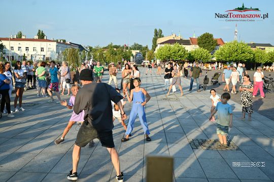 Plac Kościuszki znów zatańczył. „Roztańczony Tomaszów” przyciągnął mieszkańców