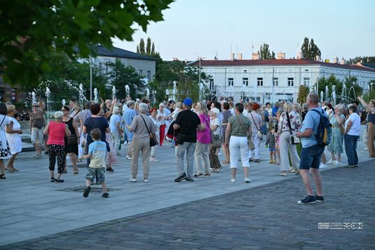 Plac Kościuszki znów zatańczył. „Roztańczony Tomaszów” przyciągnął mieszkańców