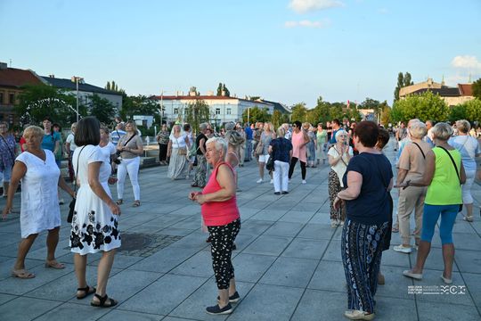 Plac Kościuszki znów zatańczył. „Roztańczony Tomaszów” przyciągnął mieszkańców