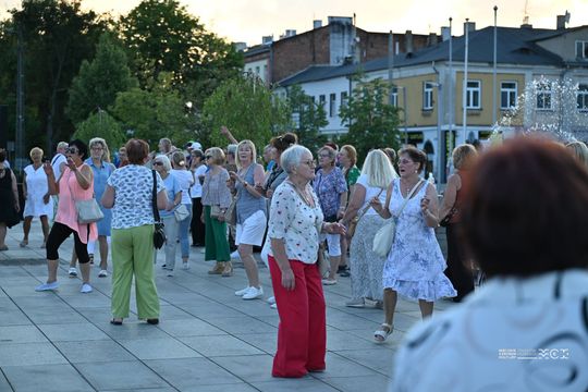 Plac Kościuszki znów zatańczył. „Roztańczony Tomaszów” przyciągnął mieszkańców