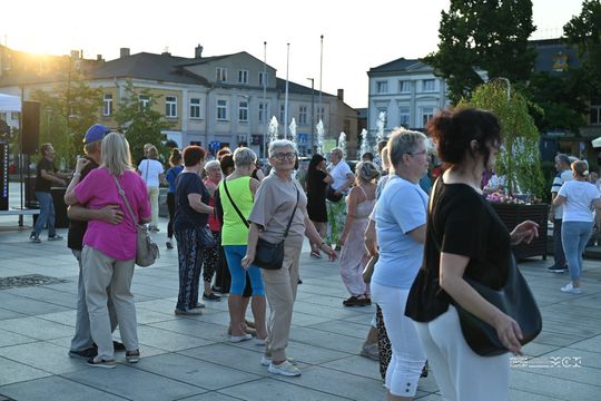 Plac Kościuszki znów zatańczył. „Roztańczony Tomaszów” przyciągnął mieszkańców