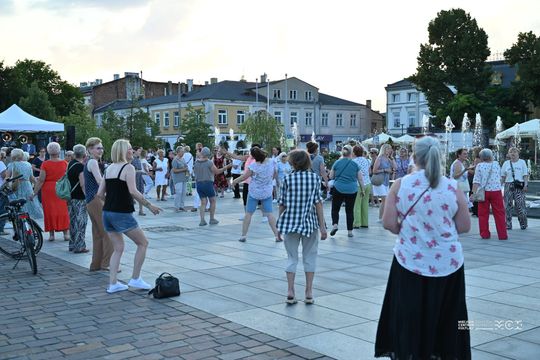 Plac Kościuszki znów zatańczył. „Roztańczony Tomaszów” przyciągnął mieszkańców