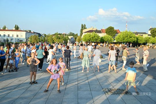Plac Kościuszki znów zatańczył. „Roztańczony Tomaszów” przyciągnął mieszkańców