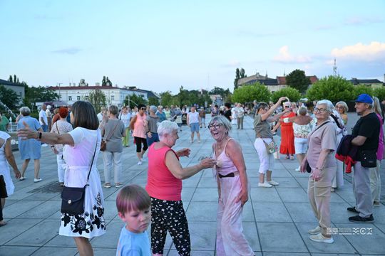 Plac Kościuszki znów zatańczył. „Roztańczony Tomaszów” przyciągnął mieszkańców