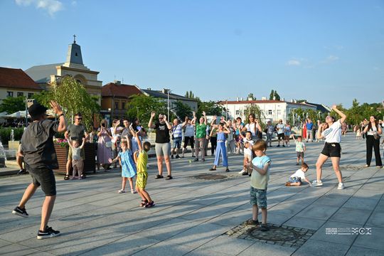 Plac Kościuszki znów zatańczył. „Roztańczony Tomaszów” przyciągnął mieszkańców