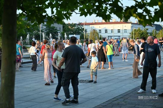 Plac Kościuszki znów zatańczył. „Roztańczony Tomaszów” przyciągnął mieszkańców