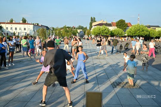 Plac Kościuszki znów zatańczył. „Roztańczony Tomaszów” przyciągnął mieszkańców