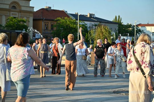 Plac Kościuszki znów zatańczył. „Roztańczony Tomaszów” przyciągnął mieszkańców