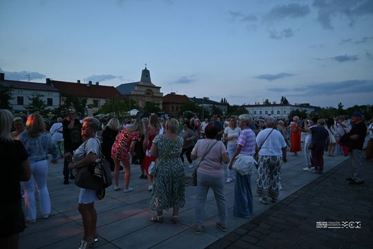 Plac Kościuszki znów zatańczył. „Roztańczony Tomaszów” przyciągnął mieszkańców