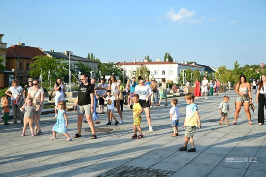Plac Kościuszki znów zatańczył. „Roztańczony Tomaszów” przyciągnął mieszkańców