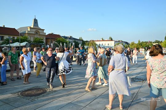 Plac Kościuszki znów zatańczył. „Roztańczony Tomaszów” przyciągnął mieszkańców