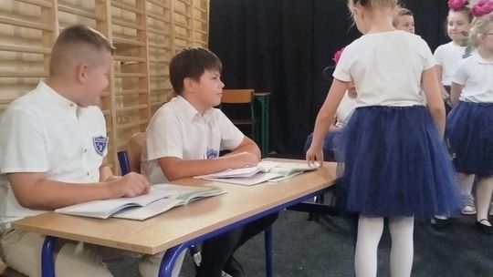 Kwiaty, muzyka i szkolne wspomnienia. Wyjątkowa uroczystość w tomaszowskiej Dziewiątce!