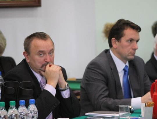 Bogdan Kącki (z prawej) osobiście &quot;badał&quot; wykonawcę, dzisiaj sam jest badany przez ... CBA