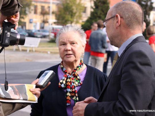 Czerwony autobus przez ulice naszego miasta mknął...