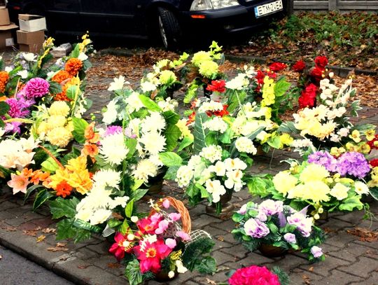 (FOTO) Święto Zmarłych na cmentarzu przy ulicy Smutnej