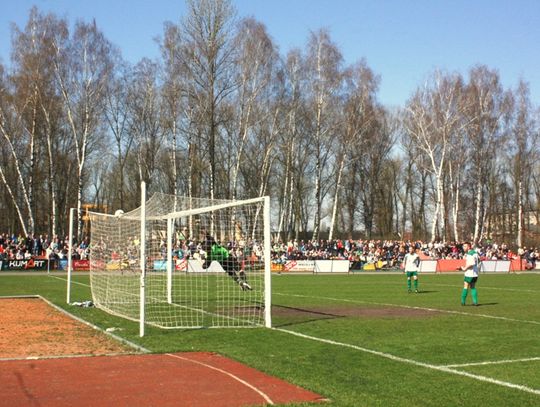 Lechia nie potrafiła sobie stworzyć dogodnej sytuacji strzeleckiej, lecz miała kilka dość przypadkowych piłek. Na zdjęciu uderzenie Dolot, niestety po raz kolejny niecelne.