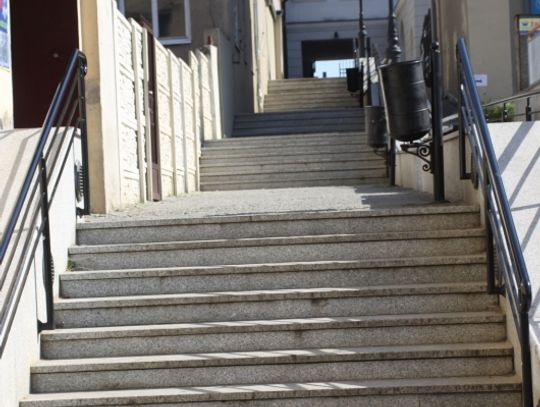 Odnowiono schody przy przeskoku...