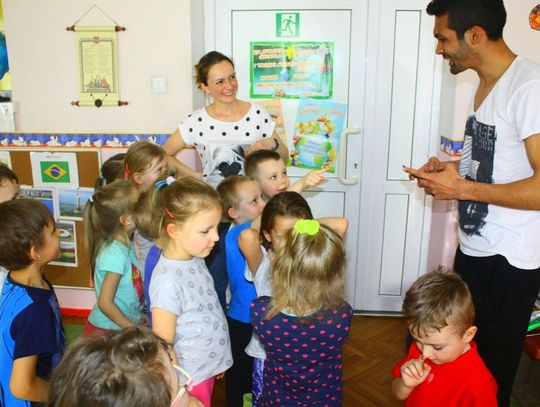 ... a dokładniej o tym jak wygląda edukacja, jak obchodzone są święta, czy tez jak wygląda kultura spożywania posiłków.