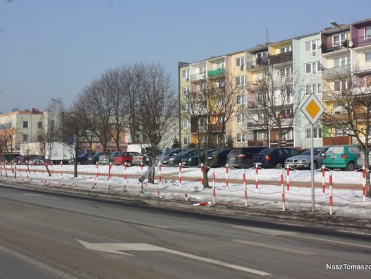 Demon prędkości - na szczęście nikogo nie zabił ściął latarnie i słupki z łańcuchami