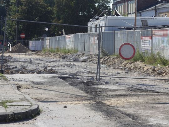 Niestety samochodów z Placu się nie pozbędziemy, ponieważ projekt przewiduje pozostawienie tu ruchu kołowego. 