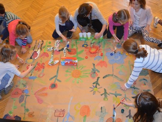 „Malowanie na kolanie” w MCK