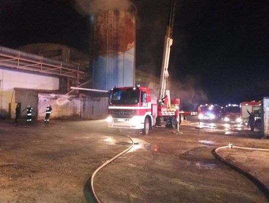 Palił się silos z trocinami