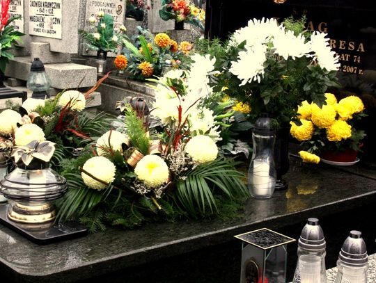 (FOTO) Święto Zmarłych na cmentarzu przy ulicy Smutnej
