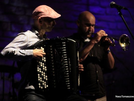 Towrsyszyli jej muzycy: Jarosław Dzień – gitara, wokal; Jakub Mietła – akordeon, wokal; Dominik Mietła – trąbka; Damian Niewiński – perkusja, wokal