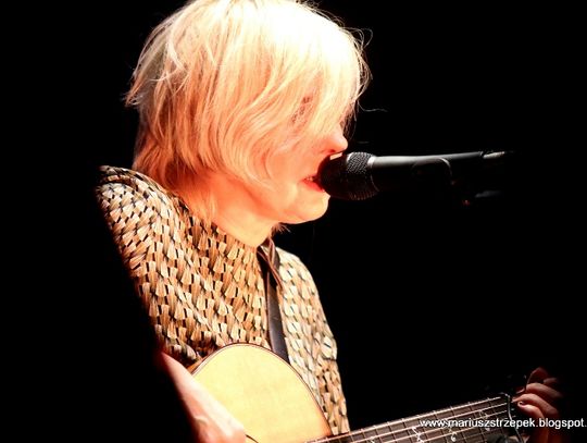 Dwie gitary akustyczne i fortepian wystarczyły jednak do zbudowania odpowiedniego poziomu emocjonalnej ekspresji Dwie gitary akustyczne i fortepian wystarczyły jednak do zbudowania odpowiedniego poziomu emocjonalnej ekspresji