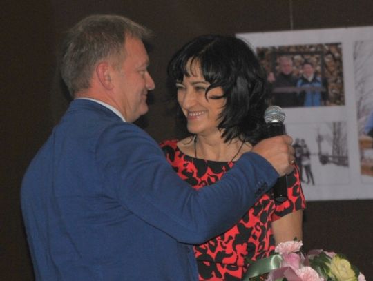 Życzenia na ręce Dyrektor składa Tomasz Zdonek - przewodniczący komisji Oświaty, Kultury i Sportu Życzenia na ręce Dyrektor składa Tomasz Zdonek - przewodniczący komisji Oświaty, Kultury i Sportu