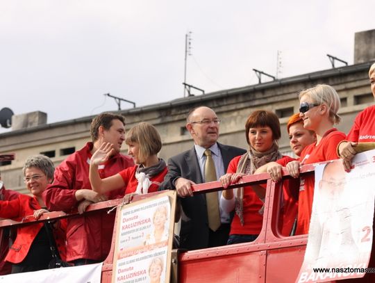 Czerwony autobus przez ulice naszego miasta mknął...