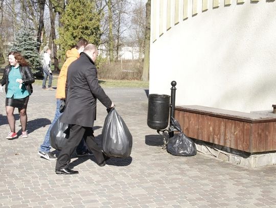 Marcin Witko sprzątał w parku razem z uczniami II LO