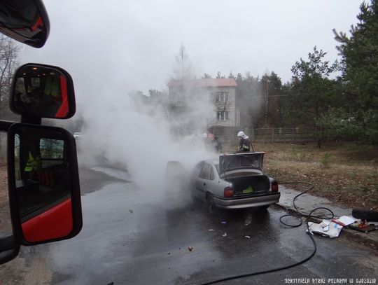Płonący Opel w Niewiadowie