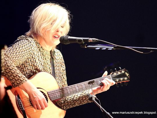 Edyta im starsza, tym wydaje się lepsza. Głos brzmi świetnie i nawet jeśli wprawne ucho wychwyciło drobne załamania dźwieków, to w żaden sposób nie umniejszało siły przekazu Edyta im starsza, tym wydaje się lepsza. Głos brzmi świetnie i nawet jeśli wprawne ucho wychwyciło drobne załamania dźwieków, to w żaden sposób nie umniejszało siły przekazu