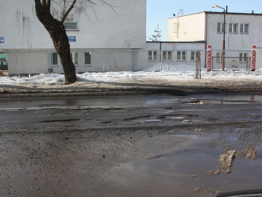 Ulica Świętego Antoniego - dodatkowa atrakcja Skansenu Rzeki Pilicy, chociaż drogi budowane przez Niemców w czasie wojny wydają się dużo trwalsze. 