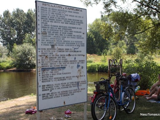 Regulamin kąpieliska jest, chociaż kąpielisko już dawno nie istnieje, bo zamiast niego mamy miejsce zwyczajowo służące do kąpieli z wodą nie badaną ale obserwowaną przez SANEPID. Regulamin kąpieliska jest, chociaż kąpielisko już dawno nie istnieje, bo zamiast niego mamy miejsce zwyczajowo służące do kąpieli z wodą nie badaną ale obserwowaną przez SANEPID.