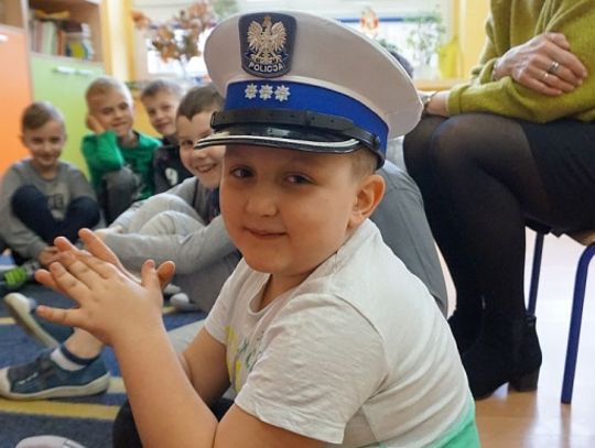 Bezpieczny pieszy - pogadanka z dziećmi ze szkoły w Komorowie