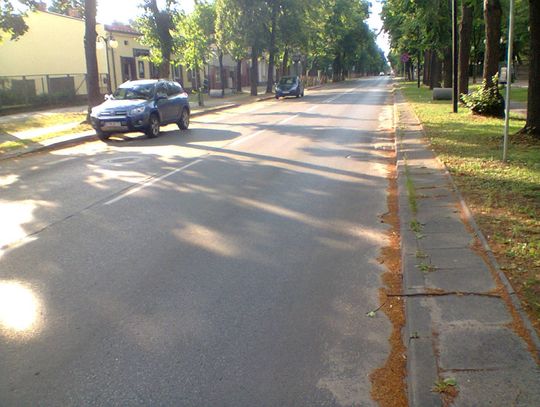 Jedna z lepszych nawierzchni w mieście. Teraz będzie poprzecinana dziwacznymi tworami psującymi samochodowe zawieszenia. Może korki będą mniejsze, gdy ludzie zostawią auta w garażach. Jedna z lepszych nawierzchni w mieście. Teraz będzie poprzecinana dziwacznymi tworami psującymi samochodowe zawieszenia. Może korki będą mniejsze, gdy ludzie zostawią auta w garażach.