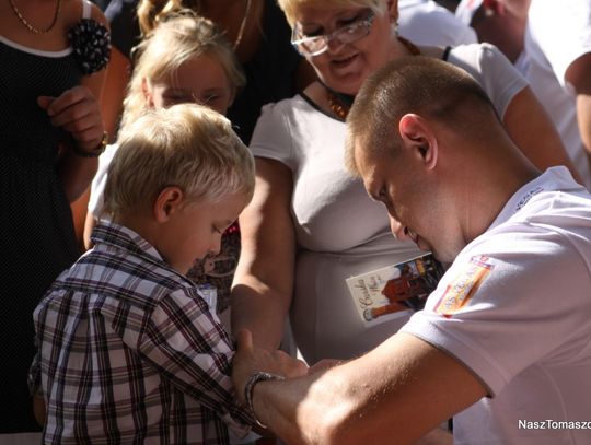 .... a czasem na ręce... ciekawe co do podpisania podsuwają Mistrzowi nieco starsze fanki... .... a czasem na ręce... ciekawe co do podpisania podsuwają Mistrzowi nieco starsze fanki...