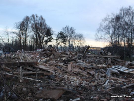 Przy okazji warto byłoby zwrócić uwagę na niedostatecznie naszym zdaniem zabezpieczony w tym miejscu teren, na którym prowadzone są prace wyburzeniowe. 