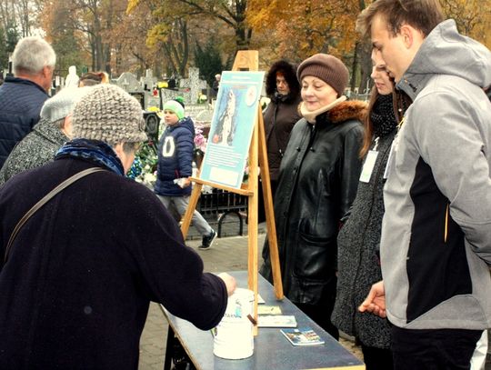 (FOTO) Święto Zmarłych na cmentarzu przy ulicy Smutnej