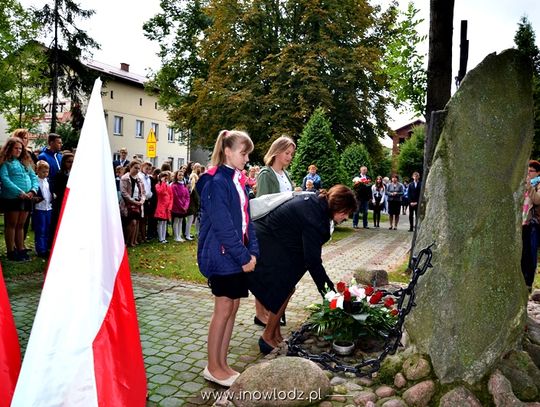 Nowy rok szkolny 2017 / 2018 rozpoczęto oddaniem hołdu poległym w walce za ojczyznę